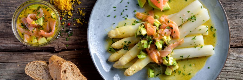 Witte asperges met gerookte zalm, avocado en citrusvinaigrette