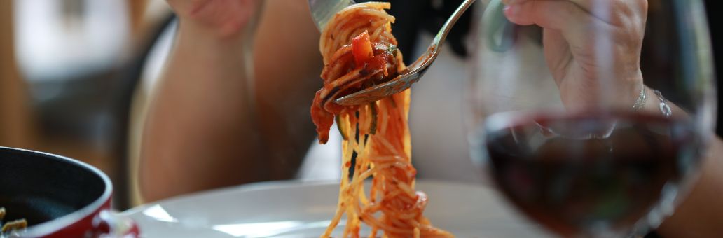 Italiaanse pasta met rode wijn – perfecte wijn-spijscombinatie uit Spanje, Frankrijk, Italië en Frankrijk pasta gerecht met rode wijn op tafel