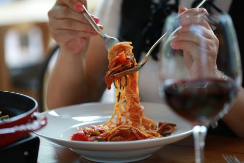 pasta gerecht met rode wijn op tafel
