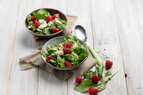 geitenkaassalade-met-frambozen-en-honing