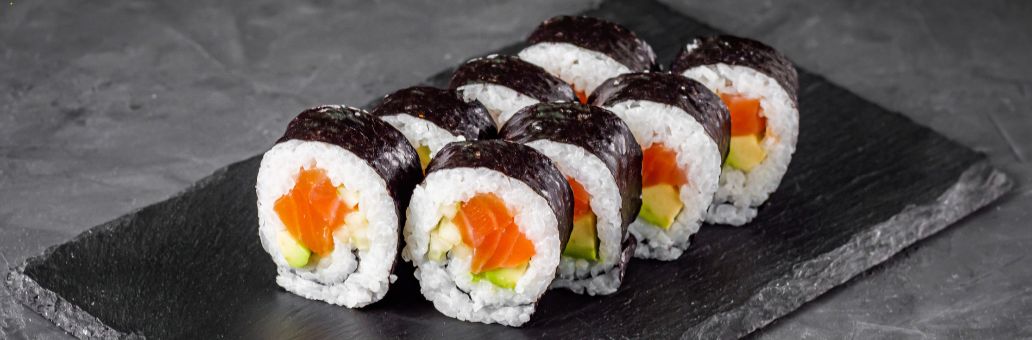 Sushi met zalm en avocado Sushi met zalm en avocado