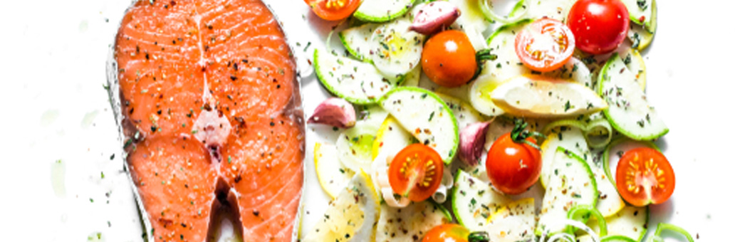 zalm-uit-de-oven-met-courgette-tomaten-geitenkaas-en-honing